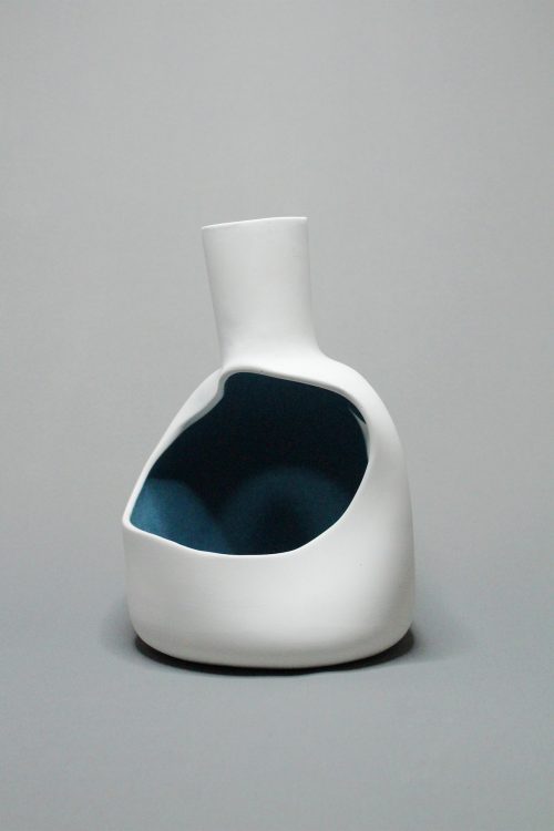 Onoma n°1. Sculpture en porcelaine découpée, engobe intérieur bleue.