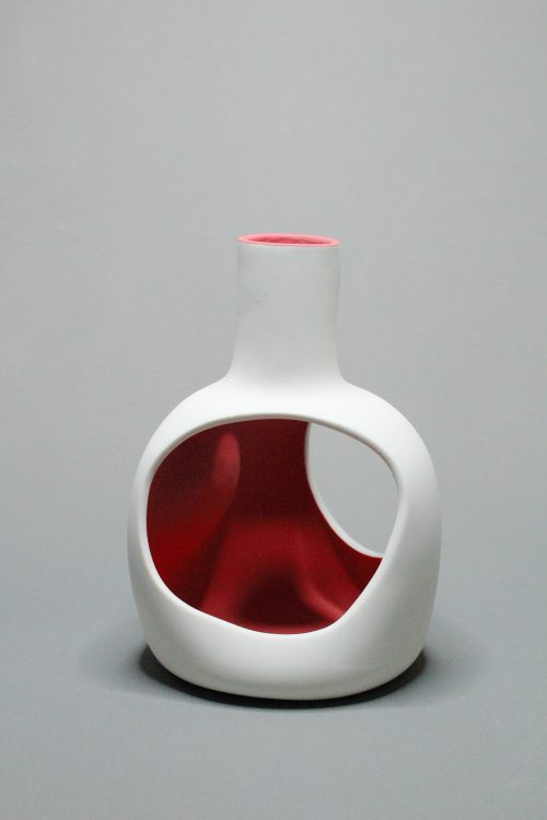 Onoma n°4. Sculpture en porcelaine découpée, engobe intérieur rouge.