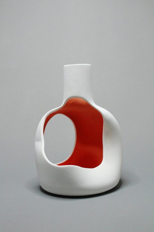 Onoma n°2. Sculpture en porcelaine découpée, engobe intérieur orange.