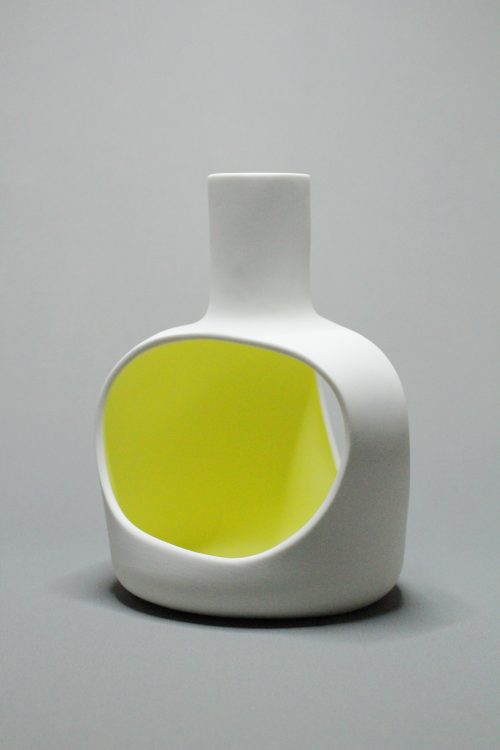 Onoma n°3. Sculpture en porcelaine découpée, engobe intérieur jaune.
