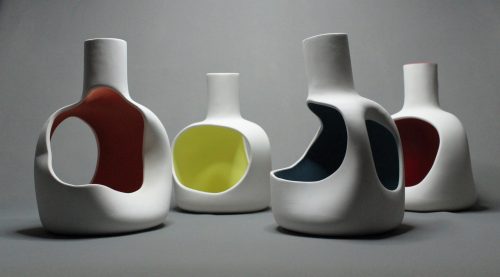 Onoma sculptures en porcelaine découpée, intérieur engobé coloré.