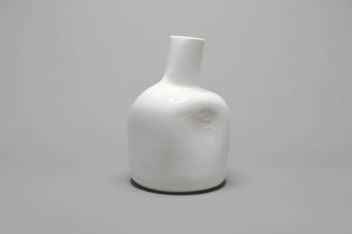 Onomat'objet. Vase en porcelaine déformé par outils.