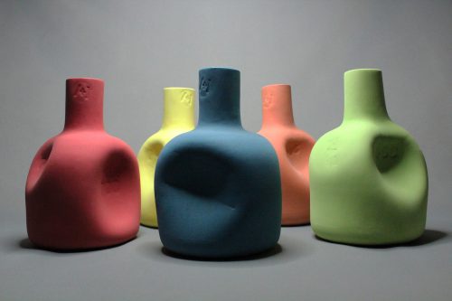 Onomat'objet. Vases en porcelaine déformés par outils.