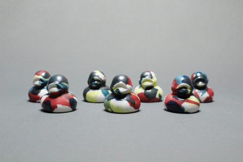 Abstract Duck. Petits canards en porcelaine engobes et émail multicolores.