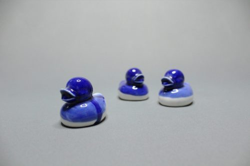 Blue Ducks. Petits canard en porcelaine, émail bleu de Sèvre.
