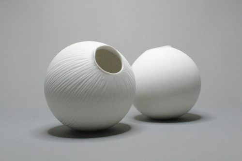 Sphères Sillon. Sculptures, sphères en porcelaine avec sillons.